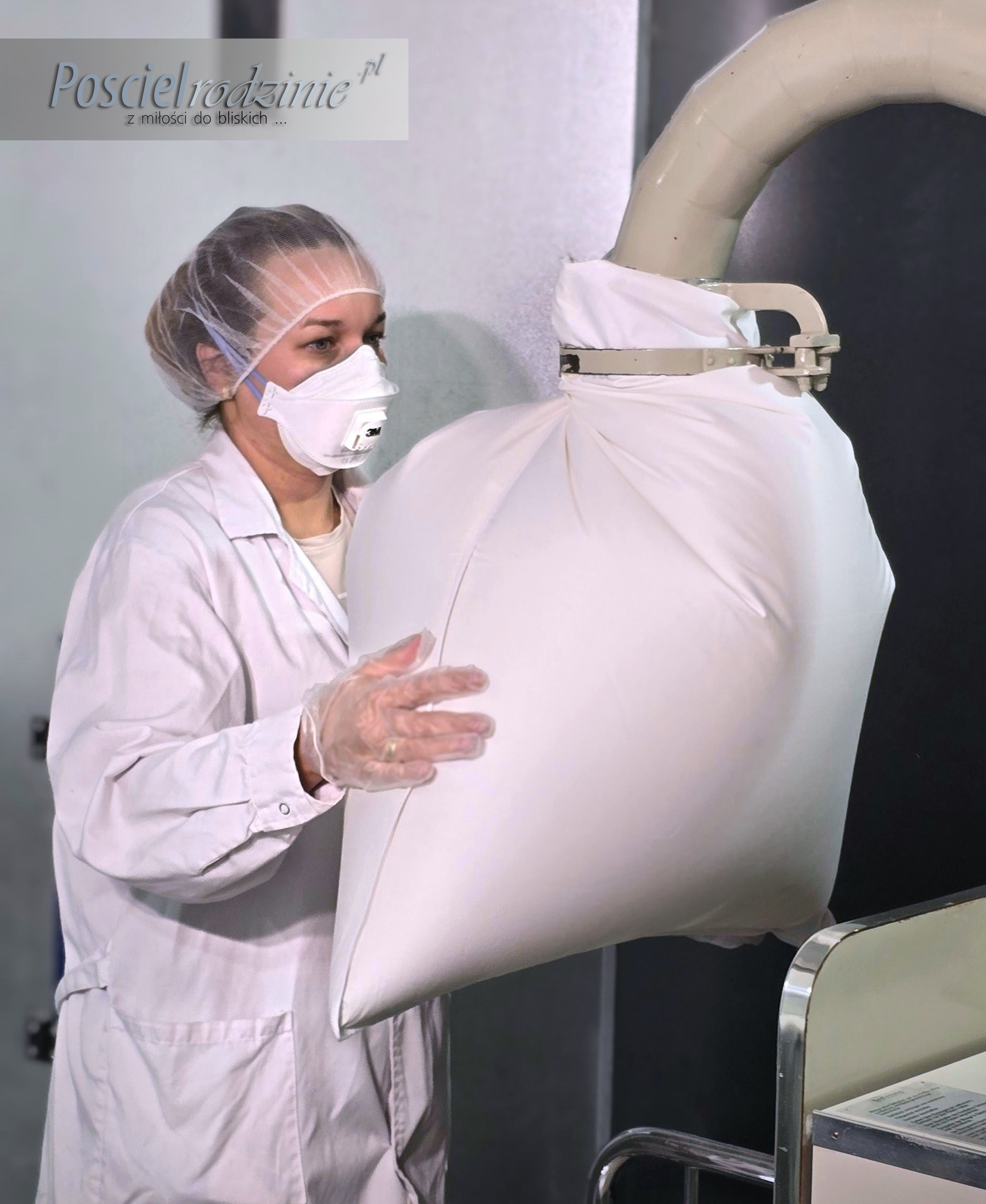 Zdjęcie przedstawia jak jest produkowana poduszka puchowa 70x80 w naszej rodzinnej manufakturze